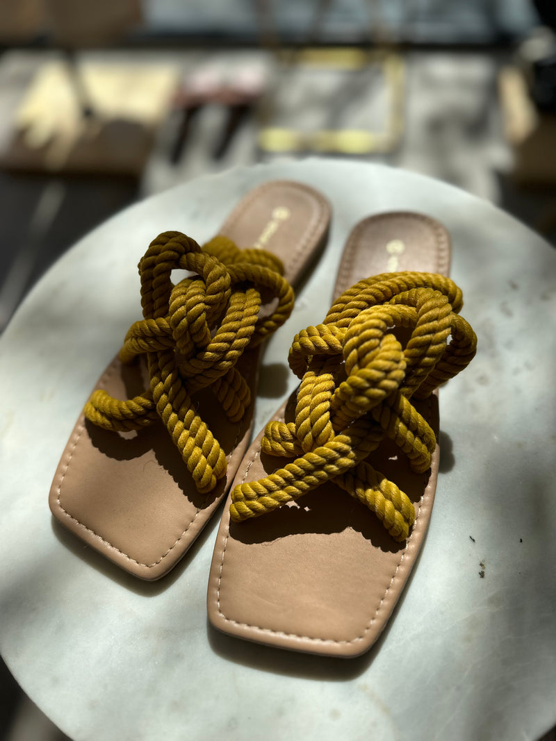 Sandales plates en corde jaune
